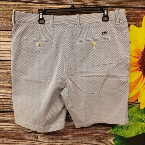 Southern Tide womans gray/white stripped shorts - Picture 2 of 6